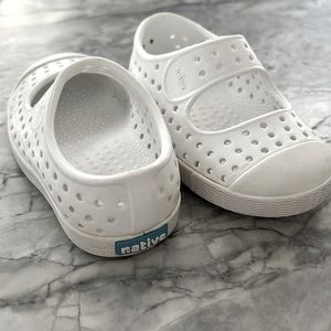 Native Mary Jane style shoes in white, size 4 baby/toddler